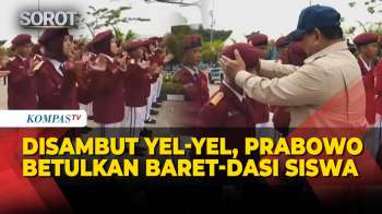 Presiden Prabowo Disambut Yel-Yel Siswa Sekolah Rakyat Hingga Betulkan Dasi & Baret
