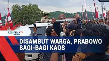Momen Prabowo Bagi-Bagi Kaos Ke Warga