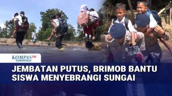 Jembatan Putus, Personel Brimob Polda Gorontalo Bantu Siswa Sebrangi Sungai