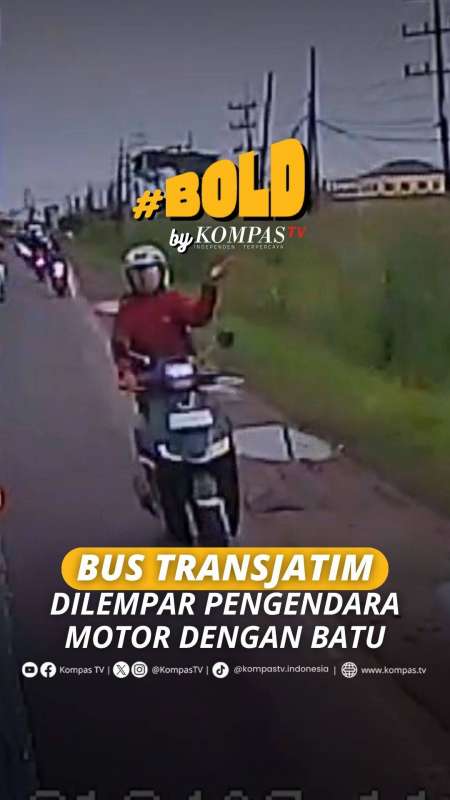 BUS TRANSJATIM DILEMPAR PENGENDARA MOTOR DENGAN BATU
