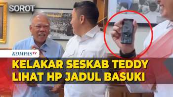 Kelakar Seskab Teddy Lihat HP Jadul Milik Basuki Hadimuljono
