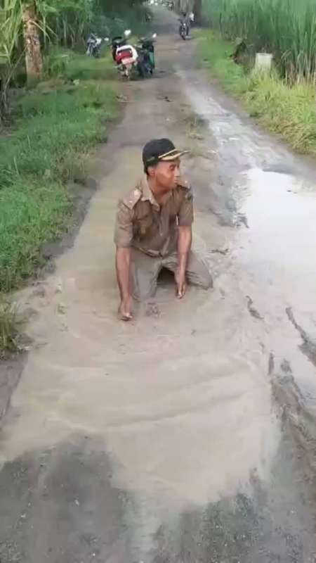 USAI VIRAL KADES PROTES JALAN RUSAK DENGAN AKSI MANDI LUMPUR, JALAN AKHIRNYA DIPERBAIKI