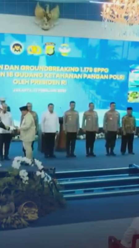 PRESIDEN ANUGERAHKAN TANDA KEHORMATAN KEPADA PEJABAT YANG BERKONTRIBUSI PADA PROGRAM MBG