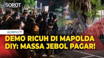 Rusuh! Demo Massa Di Mapolda DIY: Pagar Dijebol, Petasan Hingga 3 Mahasiswa Diamankan