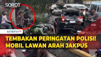 Tembakan Peringatan Polisi! Mobil Nekat Lawan Arah Diamuk Massa di Jakarta Pusat