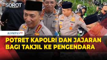 Potret Kapolri Dan Jajaran Bagi Takjil Ke Pengendara Di Kawasan Jakarta Selatan