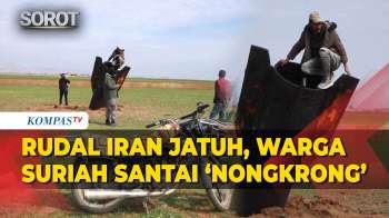 Tak Biasa! Momen Warga Suriah Santai ‘Nongkrong’ Di Atas Bangkai Rudal Iran