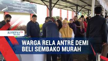 Warga Di Kota Malang Rela Antre Untuk Beli Sembako Murah