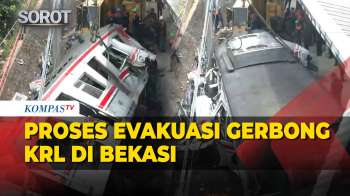 Proses Evakuasi Gerbong KRL usai Tabrakan dengan KA Argo Bromo Anggrek