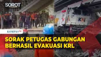 Momen Petugas Gabungan Tepuk Tangan Berhasil Pisahkan Gerbong KRL Di Stasiun Bekasi Timur