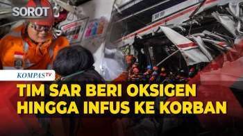Aksi Tim SAR Beri Oksigen Hingga Infus Ke Korban Kecelakaan Kereta Di Bekasi