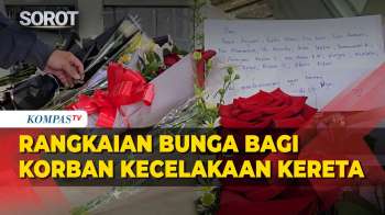 Rangkaian Bunga Dan Pesan Belasungkawa Bagi Korban Kecelakan Kereta Di Bekasi