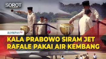 Kala Presiden Prabowo Siram Jet Tempur Rafale Pakai Air Kembang saat Penyerahan ke TNI