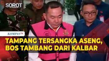 Tampang Bos Tambang Aseng Digiring Kejagung Masuk Mobil Tersangka