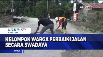 Kelompok Warga Perbaiki Jalan Secara Swadaya