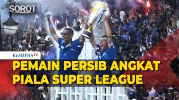 Selebrasi Pemain Persib Bandung Angkat Piala Super League di JPO Asia Afrika