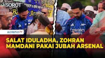 Tampil Unik! Potret Wali Kota New York Zohran Mamdani Pakai Jubah Arsenal Saat Salat Iduladha
