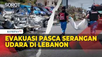 Momen Evakuasi Jenazah dari Kendaraan Hangus Pasca Serangan Udara di Lebanon Selatan