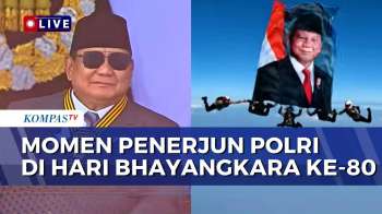 Atraksi Penerjun Polri Bawa Foto Presiden Prabowo Di HUT Bhayangkara Ke-80