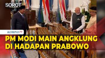 Momen PM India Narendra Modi Mainkan Angklung Hadiah dari Prabowo