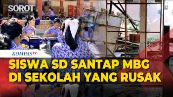 Momen Siswa SDN Tanggirejo Santap MBG Di Halaman Sekolah Imbas 4 Ruang Kelas Rusak