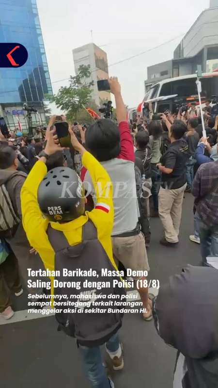Massa demonstrasi sempat terlibat aksi saling dorong dengan polisi 