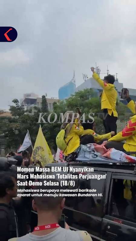 Massa aksi menyanyikan lagu “Indonesia Pusaka” di tengah demonstrasi 