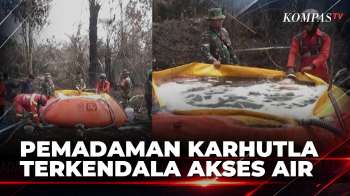 Karhutla di Kubu Raya, Petugas Siapkan Wadah Air Portable untuk Bantu Padamkan Api
