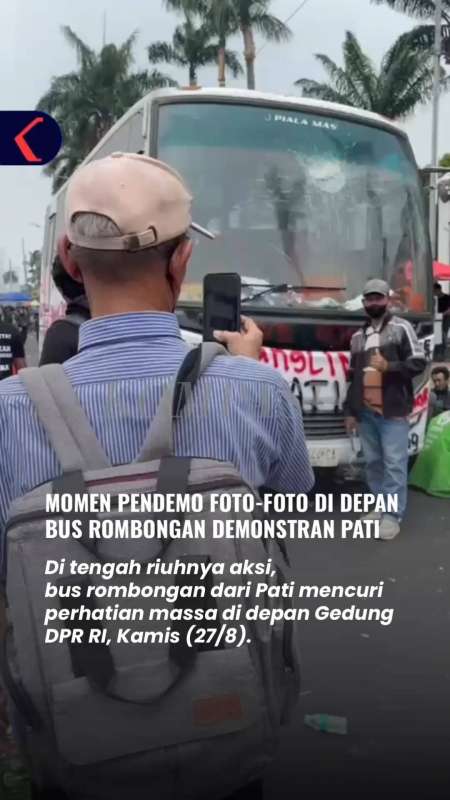Momen Pendemo Foto-Foto Di Depan Bus Rombangan Pati