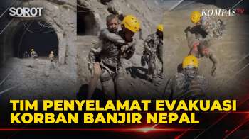 Detik-Detik Tim Penyelamat Lewati Lumpur Selamatkan Korban Banjir Nepal