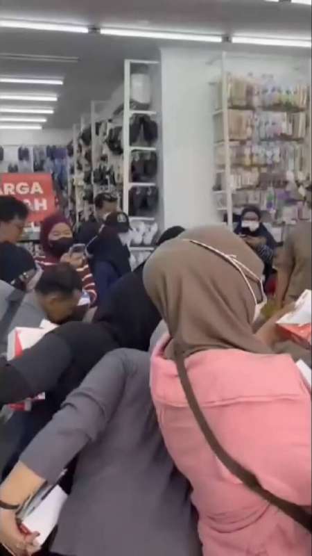 Warga Berburu Masker Imbas Abu Vulkanik, Stok Minimarket Ludes