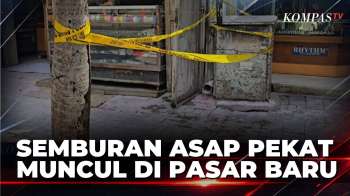 Penampakan Semburan Asap Pekat Tiba-Tiba Muncul di Area Pusat Perbelanjaan Pasar Baru | KOMPAS SIANG
