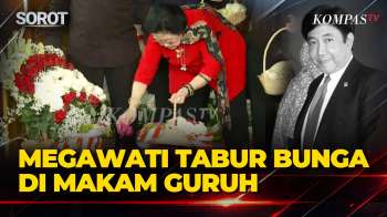 Momen Megawati Tabur Bunga di Makam Guruh Soekarnoputra