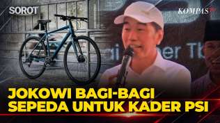 momen-jokowi-bagi-bagi-sepeda-untuk-kader-psi-di-bekasi