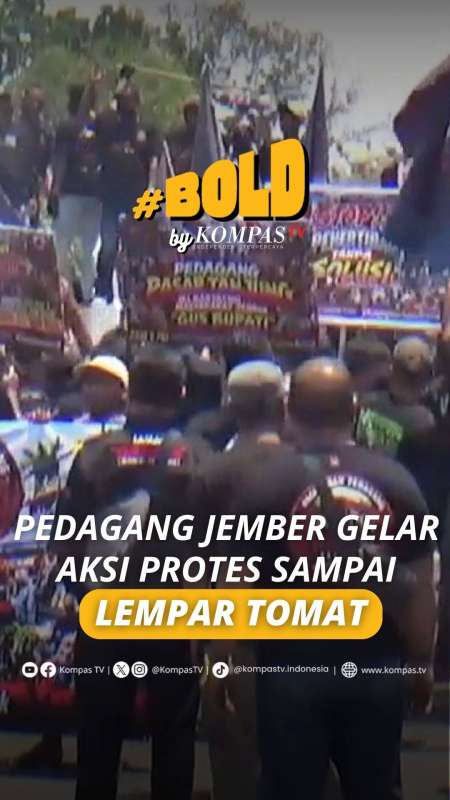 PEDAGANG DI JEMBER GELAR AKSI PROTES HINGGA LEMPAR TOMAT