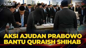 Sigap! Aksi Ajudan Prabowo Bantu Quraish Shihab Saat Pelantikan Wantimpres