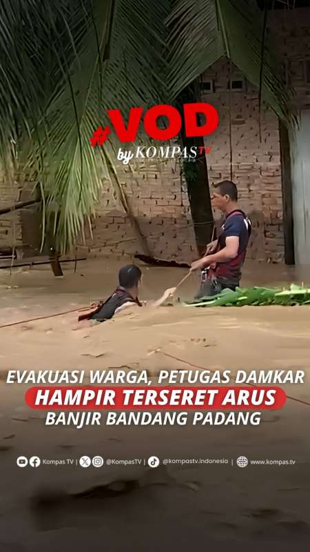 Evakuasi Warga, Petugas Damkar Nyari Terseret Arus Banjir Bandang di Padang