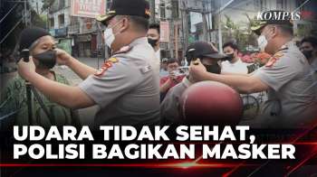 Udara Makassar Sangat Tidak Sehat, Polres Pelabuhan Bagikan Masker | KOMPAS SIANG