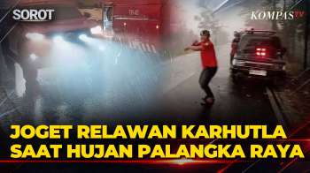 Aksi Joget Relawan Penanganan Karhutla saat Palangka Raya Diguyur Hujan