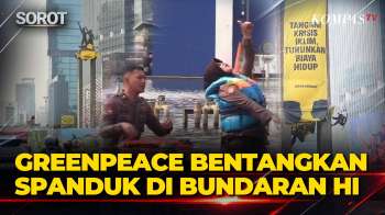Detik-Detik Aktivis Greenpeace Bentangkan Spanduk Di Atas Patung Bundaran HI, Diminta Polisi Copot