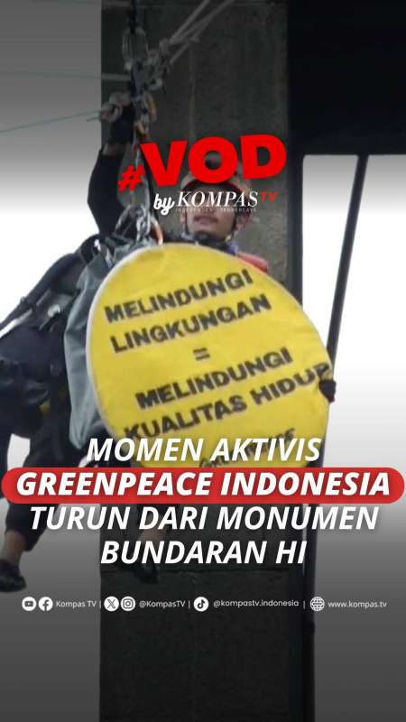 Momen Aktivis Greenpeace Indonesia Turun Dari Monumen Bundaran HI Usai Pasang Spanduk