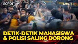 detik-detik-massa-polisi-terlibat-saling-dorong-di-kawasan-silang-monas