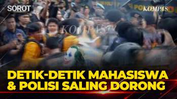 Detik-Detik Massa & Polisi Terlibat Saling Dorong Di Kawasan Silang Monas