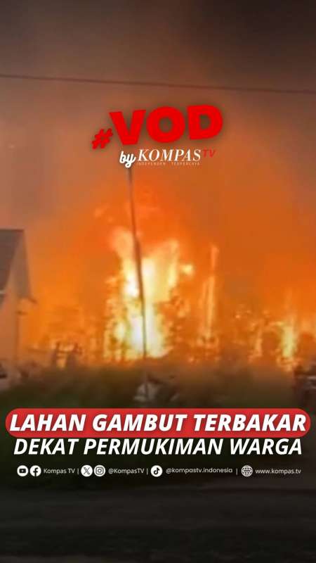 LAHAN GAMBUT TERBAKAR DEKAT PERMUKIMAN WARGA