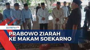 ratusan-relawan-sambut-kedatangan-prabowo-saat-ziarah-ke-makam-soekarno-di-blitar