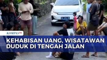 Diduga Kehabisan Bekal, Wisatawan Nekat Duduk Di Jalan Raya Nusa Penida Bali| BERUT