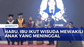 Kisah Mengharukan, Seorang Ibu Ikut Wisuda Mewakili Anaknya yang Meninggal | BERITA UTAMA