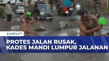 Viral! Jalan Rusak Bertahun-tahun, Kades Di Lombok Tengah Mandi Lumpur Tuntut Perbaikan