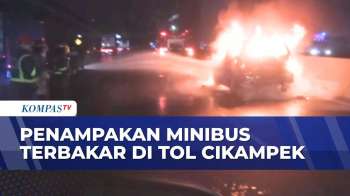 Korsleting Mesin, Begini Usaha Pemadaman Minibus Terbakar Di Tol Jakarta-Cikampek