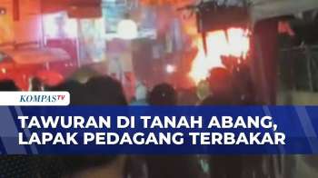 Tawuran Mencekam di Petamburan, Lapak Pedagang Terbakar hingga Polisi Lepas Gas Air Mata